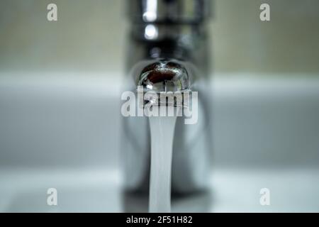 Leitungswasser Durchfluss Verschwendung, fallende Trinkwassertropfen, reines Wasser Erhaltung Stockfoto