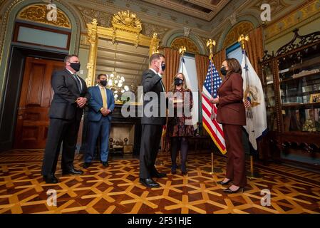 Washington, Usa. März 2021, 23rd. Die Vizepräsidentin der Vereinigten Staaten Kamala Harris schwört am 23. März 2021 in Marty Walsh als Arbeitsministerin im Eisenhower Executive Office Building in Washington, DC. Pool Foto von Ken Cedeno/UPI Kredit: UPI/Alamy Live Nachrichten Stockfoto