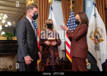 Washington, Usa. März 2021, 23rd. Die Vizepräsidentin der Vereinigten Staaten Kamala Harris schwört am 23. März 2021 in Marty Walsh als Arbeitsministerin im Eisenhower Executive Office Building in Washington, DC. Pool Foto von Ken Cedeno/UPI Kredit: UPI/Alamy Live Nachrichten Stockfoto
