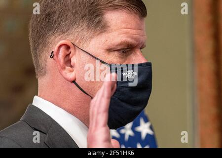 Washington, Usa. März 2021, 23rd. Die Vizepräsidentin der Vereinigten Staaten Kamala Harris schwört am 23. März 2021 in Marty Walsh als Arbeitsministerin im Eisenhower Executive Office Building in Washington, DC. Pool Foto von Ken Cedeno/UPI Kredit: UPI/Alamy Live Nachrichten Stockfoto