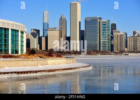 Chicago, Illinois, USA. Wind und bittere Kälte erzeugen Dampf über dem Eis am Lake Michigan entlang des Stadtmusecampus. Stockfoto