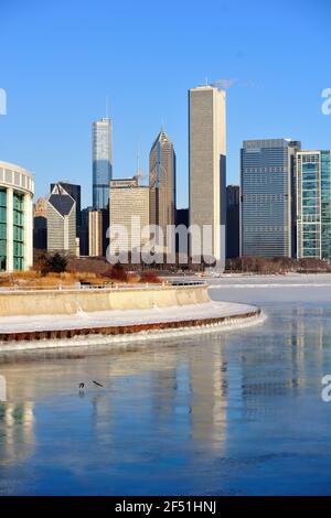 Chicago, Illinois, USA. Wind und bittere Kälte erzeugen Dampf über dem Eis am Lake Michigan entlang des Stadtmusecampus. Stockfoto