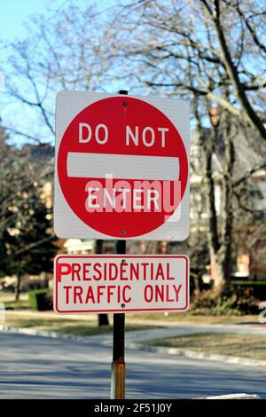 Chicago, Illinois, USA. Ein speziell modifiziertes Straßenschild, das am Eingang zu einem Stadtblock mit dem Haus des ehemaligen Präsidenten Barack Obama verwendet wird. Stockfoto