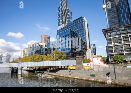 Melbourne Stadtzentrum, sandridge Brücke über den Fluss yarra und hohe Bürogebäude auf southbank, Melbourne, Victoria, Australien Stockfoto