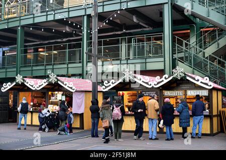 Chicago, Illinois, USA. Das Wrigleyville Viertel nimmt eine Weihnachts- und Feiertagspirt an der Mitte der Gemeinschaft, ikonisches Wrigley Feld an. Stockfoto