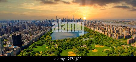 Central Park Luftaufnahme, Manhattan, New York. Der Park ist von einem Wolkenkratzer umgeben. Stockfoto