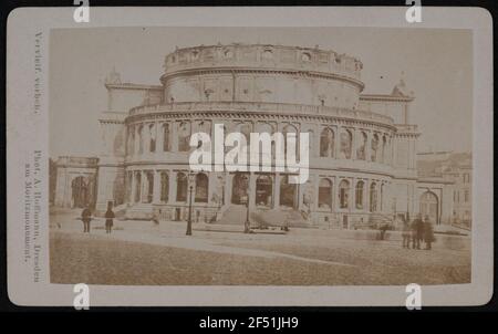 Dresden. Großes Hoftheater (1838-1841 G. Semper). Blick aus dem Spiel vor dem Entfernen der Brandruine. Albumin-Tablett auf Karton (Carte de-visit mit Studioprint Recto) Stockfoto