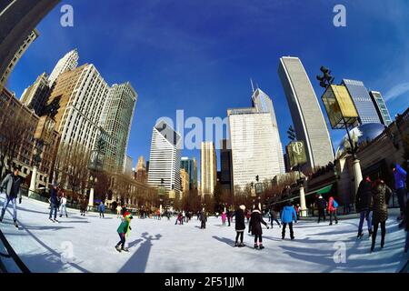 Chicago, Illinois, USA. Schlittschuhläufer genießen die Eisbahn im Millennium Park in Chicago. Stockfoto