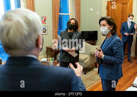 Vizepräsidentin Kamala Harris spricht mit Gina Raimondo und Gästen im Feierlichen Büro des Vizepräsidenten im Eisenhower Executive Office Gebäude im Weißen Haus am Mittwoch, den 3. März 2021, vor Frau Raimondos Vereidigung als Handelsministerin. (Offizielles Foto des Weißen Hauses von Lawrence Jackson) Stockfoto