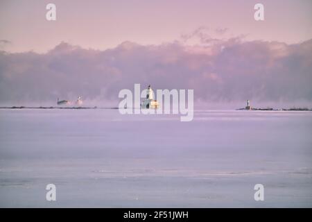 Chicago, Illinois, USA. Wind und bittere Kälte mit Wind Chill Faktoren über minus 20 Grad erstellt Dampf über dem Eis in Lake Michigan. Stockfoto