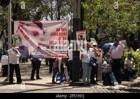 Mexiko-Stadt, Mexiko. März 2021, 23th. Rentner streiken über der Reforma Avenue und bitten um ihre Ersparnisse zurück. Stockfoto