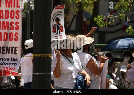 Mexiko-Stadt, Mexiko. März 2021, 23th. Rentner streiken über der Reforma Avenue und bitten um ihre Ersparnisse zurück. Stockfoto