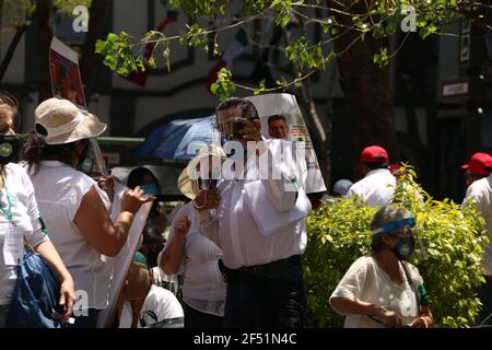 Mexiko-Stadt, Mexiko. März 2021, 23th. Rentner streiken über der Reforma Avenue und bitten um ihre Ersparnisse zurück. Stockfoto