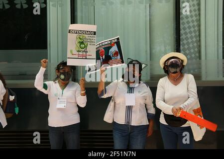 Mexiko-Stadt, Mexiko. März 2021, 23th. Rentner streiken über der Reforma Avenue und bitten um ihre Ersparnisse zurück. Stockfoto