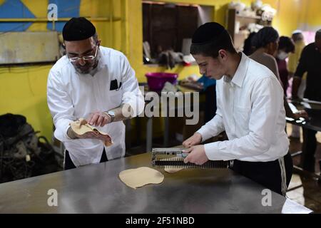 (210323) -- TEL AVIV, 23. März 2021 (Xinhua) -- Jüdisches Volk bereitet Matza, ein traditionelles ungesäuertes Brot, für den bevorstehenden jüdischen Passahfeiertag in einer Bäckerei in Tel Aviv, Israel, am 23. März 2021 zu. (Tomer Neuberg/JINI über Xinhua) Stockfoto