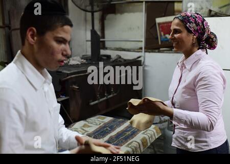 (210323) -- TEL AVIV, 23. März 2021 (Xinhua) -- Jüdisches Volk bereitet Matza, ein traditionelles ungesäuertes Brot, für den bevorstehenden jüdischen Passahfeiertag in einer Bäckerei in Tel Aviv, Israel, am 23. März 2021 zu. (Tomer Neuberg/JINI über Xinhua) Stockfoto