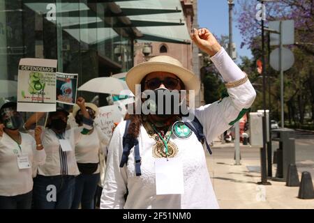 Mexiko-Stadt, Mexiko. März 2021, 23th. Rentner streiken über der Reforma Avenue und bitten um ihre Ersparnisse zurück. Stockfoto