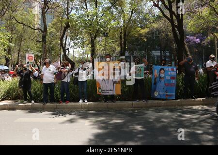 Mexiko-Stadt, Mexiko. März 2021, 23th. Rentner streiken über der Reforma Avenue und bitten um ihre Ersparnisse zurück. Stockfoto