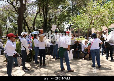 Mexiko-Stadt, Mexiko. März 2021, 23th. Rentner streiken über der Reforma Avenue und bitten um ihre Ersparnisse zurück. Stockfoto