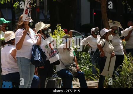 Mexiko-Stadt, Mexiko. März 2021, 23th. Rentner streiken über der Reforma Avenue und bitten um ihre Ersparnisse zurück. Stockfoto