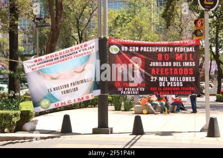 Mexiko-Stadt, Mexiko. März 2021, 23th. Rentner streiken über der Reforma Avenue und bitten um ihre Ersparnisse zurück. Stockfoto