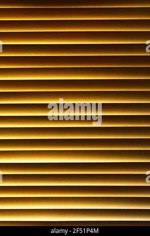Holzjalousien im Fenster. Fenstervorhänge aus Naturholz. Muster mit horizontalen Holzlinien. Jalousien in Vergrößerung. Stockfoto