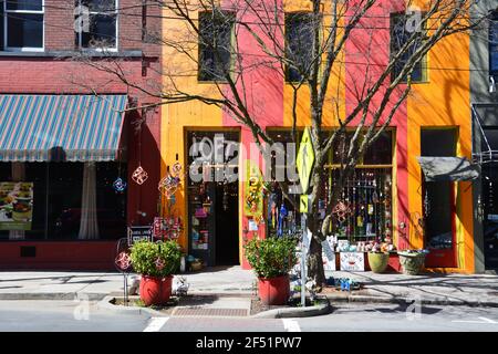 Ein farbenfrohes Schaufenster am Broadway im historischen Viertel von Asheville, North Carolina. Stockfoto