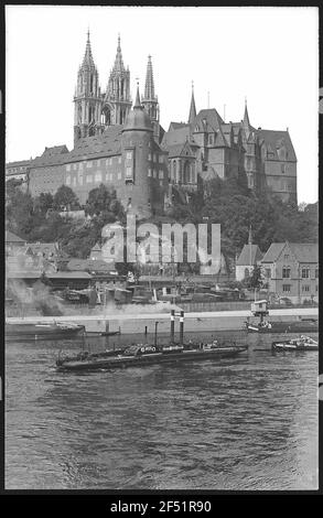 Meißen. Albrechtsburg und. Dom - Elbe mit Traktor Stockfoto