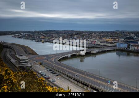 Luftaufnahme der Stadt Waterford. Irland. Brücke über den Fluss Suir und Eingangsbrücke in die Stadt Stockfoto