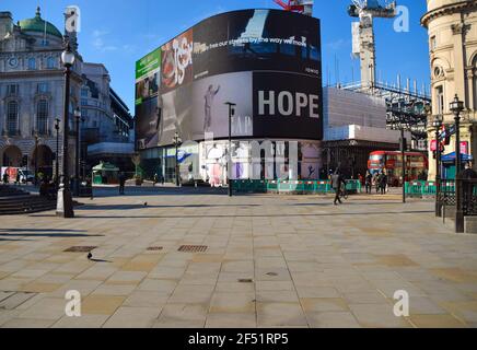 London, Großbritannien. 23rd. März 2021. Ein ruhiger Piccadilly Circus zum ersten Jahrestag der ersten Coronavirus-Sperre in Großbritannien. Stockfoto