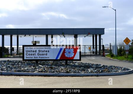 Torschild am Eingang zum United States Coast Guard Sektor San Francisco auf Yerba Buena Island, Kalifornien; Homeland Security; US Coast Guard Logo. Stockfoto