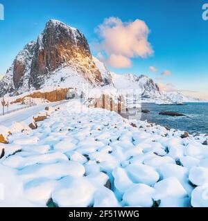 Herrliche Winteransicht in der Nähe von Hamnoy Dorf mit runden Felsen und Festhaeltinden Berg im Hintergrund. Ort: Hamnoy, Moskenesoya , Lofoten; Norwegen, Stockfoto