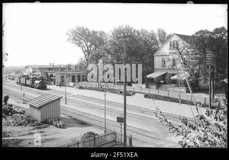 Priestewitz. Bahnhof mit Güterzug Stockfoto