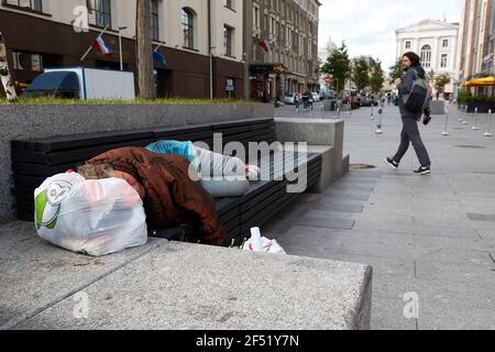 Moskau, Russland. 25th. Juli 2020. Eine obdachlose Frau, die auf der Lubyanka im Zentralen Verwaltungsbezirk von Moskau ruht. (Foto von Mihail Siergiejevicz/SOPA Images/Sipa USA) Quelle: SIPA USA/Alamy Live News Stockfoto