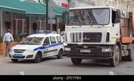 Moskau, Russland. 25th. Juli 2020. Ein Müllwagen und ein Polizeiauto im Zentralen Verwaltungsbezirk von Moskau gesehen. (Foto von Mihail Siergiejevicz/SOPA Images/Sipa USA) Quelle: SIPA USA/Alamy Live News Stockfoto