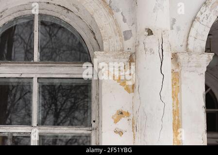 Znamenskoe Manor-Cages, Details der zentralen Struktur. Abblätternde Farbe auf einem jahrhundertealten Haus in der Region Moskau. Stockfoto