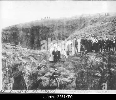 Akureyri (Island). Gruppe von Passagieren des Hochsee-Passagierdampfers 'Victoria Luise' auf einem Hügel über dem Fall Glera. Auf der Suche nach Nordwesten über der hohen Oberfläche Stockfoto