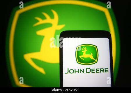 Ukraine. März 2021, 23rd. In dieser Abbildung wird das John Deere Logo des Markennamens Deere & Company auf einem Smartphone und einem pc-Bildschirm angezeigt. (Foto von Pavlo Gonchar/SOPA Images/Sipa USA) Quelle: SIPA USA/Alamy Live News Stockfoto