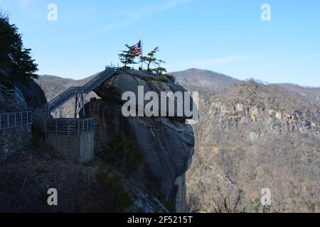 Der namensgeberische Granitturm im Chimney Rock State Park außerhalb von Asheville, North Carolina. Stockfoto