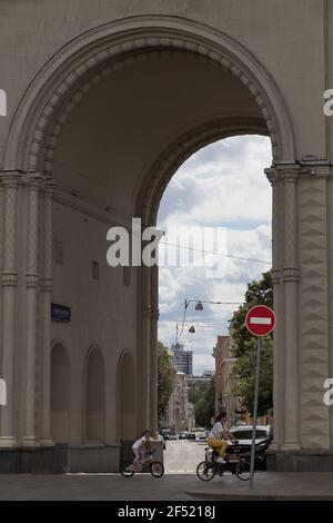 Moskau, Russland. 25th. Juli 2020. Eine Familie mit Fahrrädern im zentralen Verwaltungsbezirk von Moskau. Kredit: Mihail Tokmakov/SOPA Images/ZUMA Wire/Alamy Live Nachrichten Stockfoto