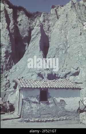 Reisefotos. Hütte vor zerklüfteten Felsen. Blick mit einem kleinen Jungen (vielleicht in Palästina) Stockfoto