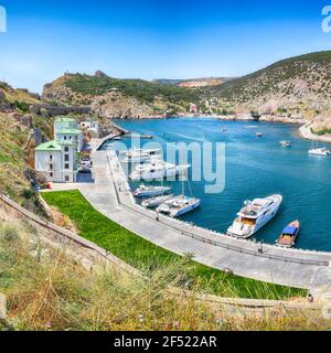 Atemberaubende Aussicht auf Balaklava Bucht mit Yachten von der genuesischen Festung Chembalo in Sewastopol Stadt. Krim Stockfoto