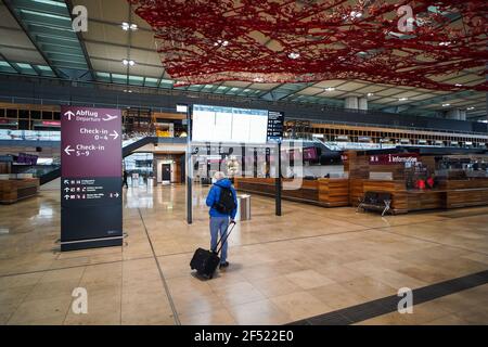 Berlin, Deutschland. März 2021, 23rd. Ein Passagier wird am Flughafen Berlin Brandenburg in Schönefeld, Deutschland, gesehen, 23. März 2021. Deutschland werde seine COVID-19-Sperre bis mindestens April 18 mit noch strengeren Einschränkungen während der Osterferien verlängern, kündigte Bundeskanzlerin Angela Merkel in den frühen Morgenstunden des Dienstags auf einer Pressekonferenz an. Quelle: Stefan Zeitz/Xinhua/Alamy Live News Stockfoto