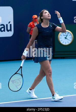 Miami Gardens, Usa. März 2021, 23rd. Zarina Diyas aus Kasachstan reagiert auf den Sieg über Venus Williams aus den USA auf dem Stadionplatz bei den Miami Open im Hard Rock Stadium in Miami Gardens, Florida am Dienstag, 23. März 2021. Diyas besiegte Williams in einem Unentschieden-Breaker 6-2, 7-6 (12-10). Foto von Gary i Rothstein/UPI Kredit: UPI/Alamy Live News Stockfoto