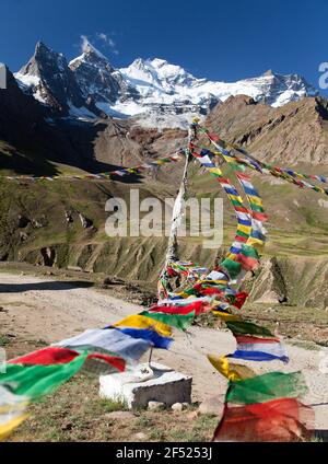 Ansicht der Nonne Kun Range mit buddhistischen Gebetsfahnen - Große himalaya-Berge - Zanskar Range - Ladakh - Jammu Und Kaschmir - Indien Stockfoto