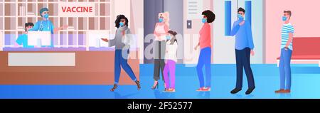 Mischen Sie Rassenpatienten, die in der Impfwartenden Coronavirus-Impfung stehen Injektionskampf gegen covid-19 Stock Vektor