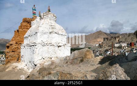 Stupas in Leh und Leh Palast - Ladakh - Jammu Und Kaschmir - Indien Stockfoto