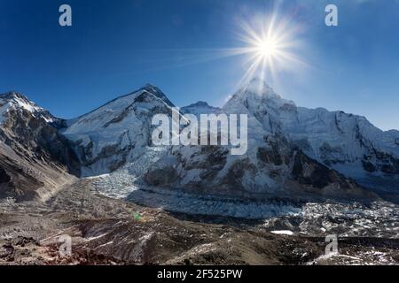 Morgensonne über Mount Everest, lhotse und Nuptse vom Pumo Ri Basislager - Weg zum Everest Basislager - Nepal Stockfoto