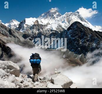 Blick auf den Everest von Gokyo mit Touristen unterwegs Zum Everest-Basislager - Nepal Stockfoto