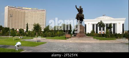 Statue von Amir Temur (Timur) auf Pferd in Taschkent - Amir Timur maydani - Geschichtsheld Usbekistans Stockfoto